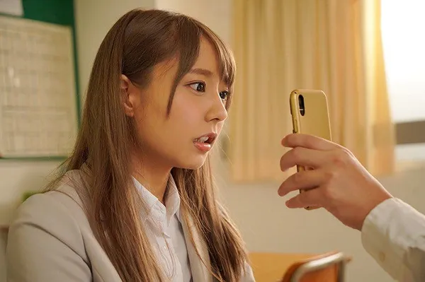 sakura xxx Học trò sử dụng điện thoại thôi miên cô giáo thực tập